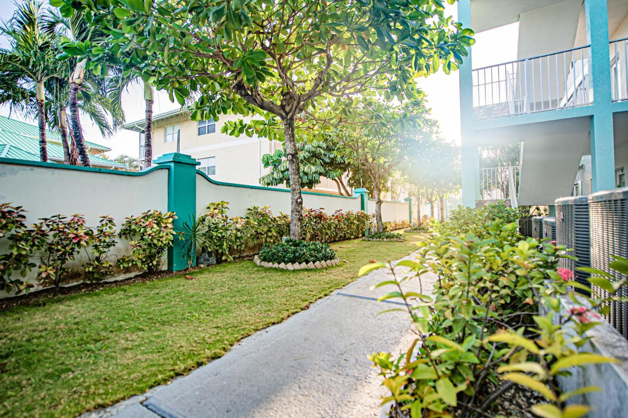 Seven Mile Beach Resort George Town Bagian luar foto