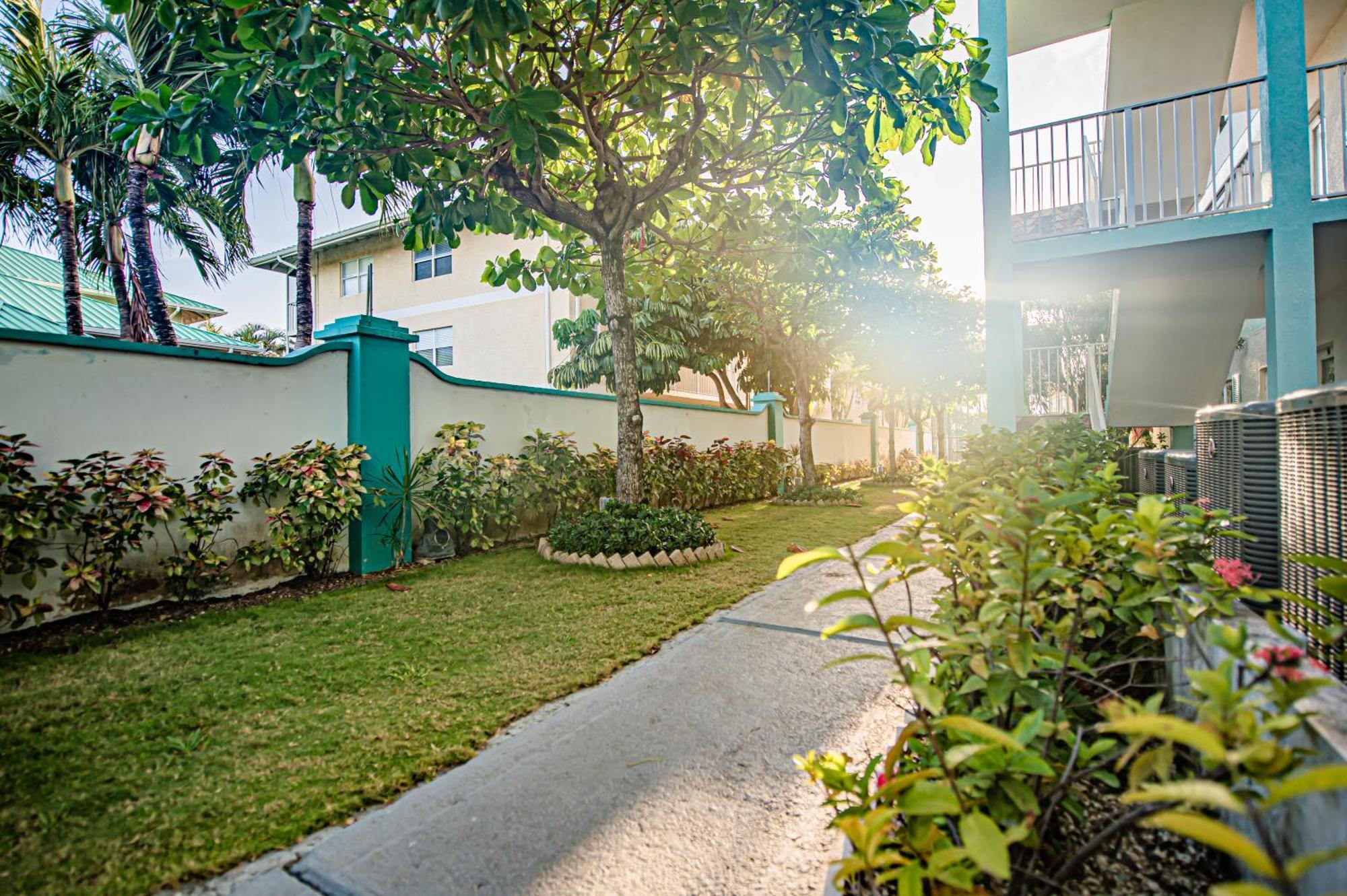 Seven Mile Beach Resort George Town Bagian luar foto