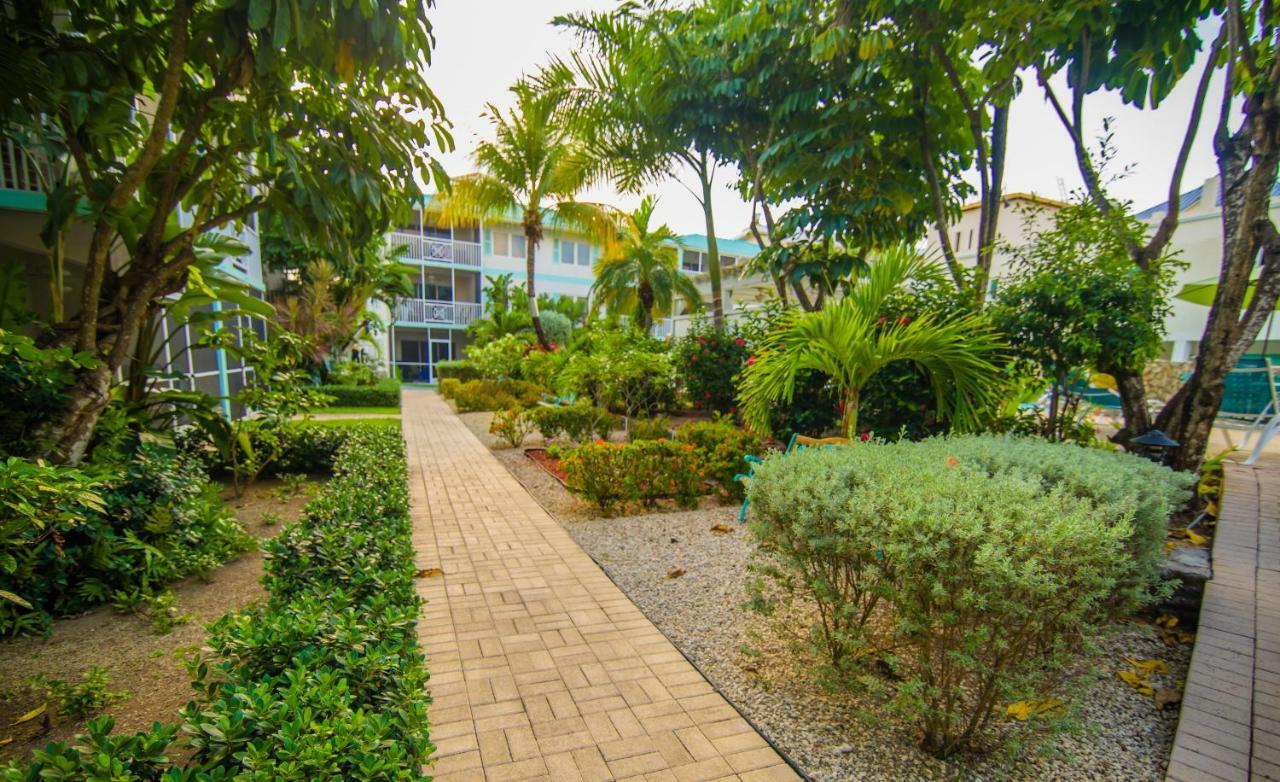 Seven Mile Beach Resort George Town Bagian luar foto